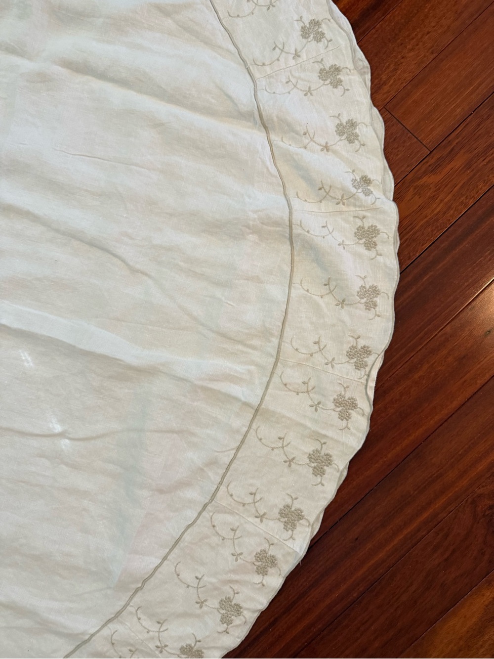Oval Linen Tablecloth 80 X 60 In White W Tan Embroidery Scalloped Edge Gorgeous